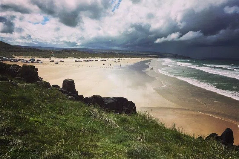 Bãi biển hoang sơ Portstewart với cát trắng trải dài (Ảnh: Internet). Bãi biển hoang sơ Portstewart với cát trắng trải dài (Ảnh: Internet).