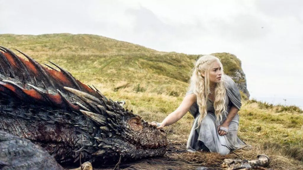 Cảnh quay Daenerys Targaryen và rồng được thực hiện tại Binevenagh (Ảnh: Internet). Cảnh quay Daenerys Targaryen và rồng được thực hiện tại Binevenagh (Ảnh: Internet).