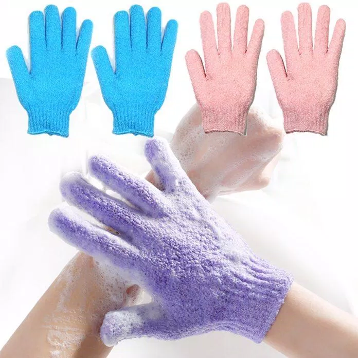 Cách loại găng tay tẩy da chết. (ảnh: internet)