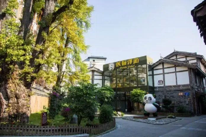 Ngoài ra còn có một khách sạn mang tên Panda Hotel với bức tượng chú gấu trúc ngay cổng vào nữa (Ảnh: Internet). Ngoài ra còn có một khách sạn mang tên Panda Hotel với bức tượng chú gấu trúc ngay cổng vào nữa (Ảnh: Internet).