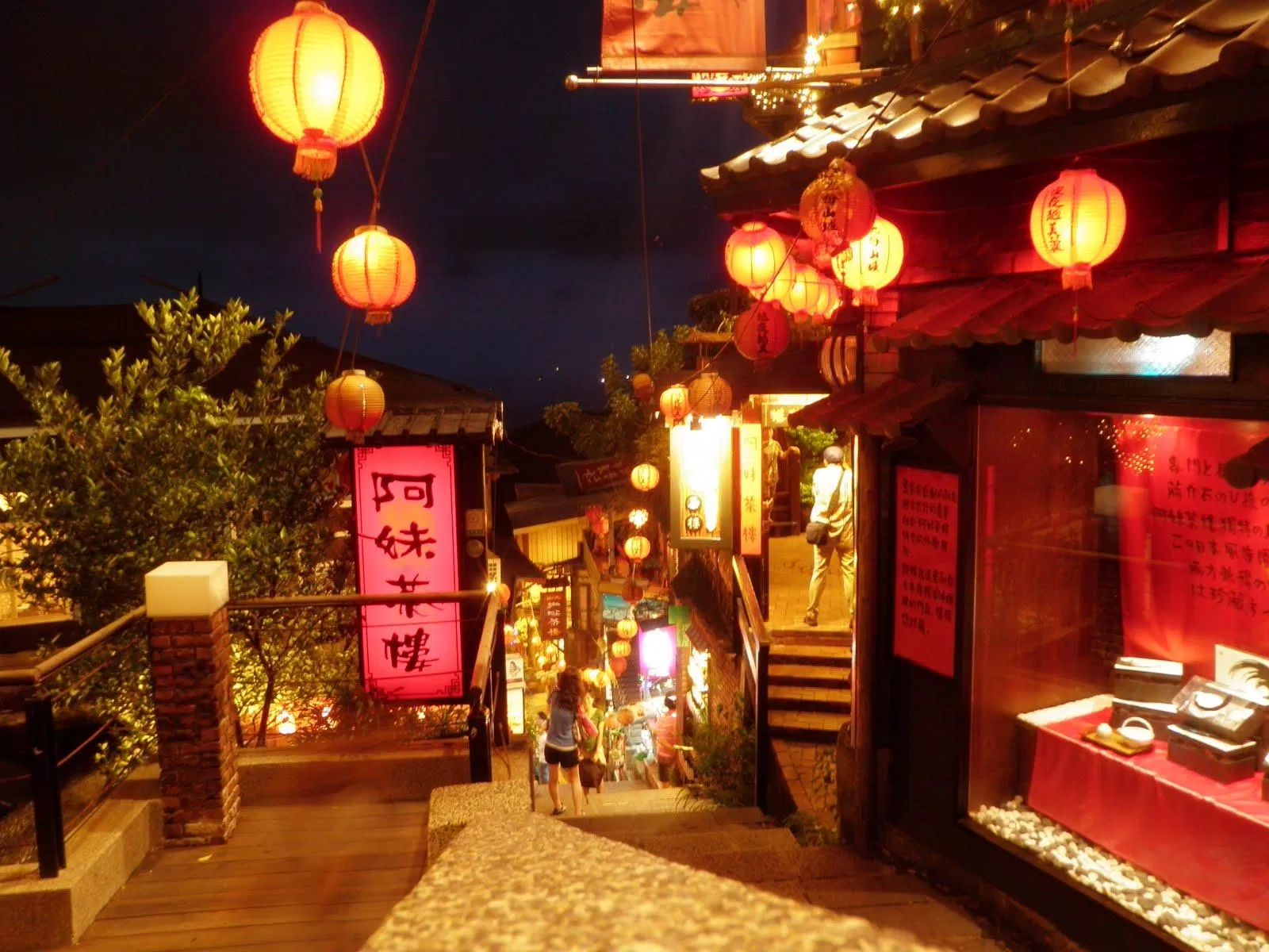 Nhiều tòa nhà tại Jiufen được trang trí đèn lồng đỏ rất đẹp mắt (Ảnh: Internet). Nhiều tòa nhà tại Jiufen được trang trí đèn lồng đỏ rất đẹp mắt (Ảnh: Internet).
