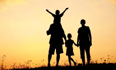 Gia đình hạnh phúc là nền tảng làm nên những con người hạnh phúc (Ảnh: Internet). Gia đình hạnh phúc là nền tảng làm nên những con người hạnh phúc (Ảnh: Internet).