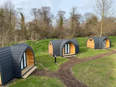 Những "ngôi nhà" hình ống nhỏ xinh rất được ưa chuộng trong giới glamping (Ảnh: Internet). Những "ngôi nhà" hình ống nhỏ xinh rất được ưa chuộng trong giới glamping (Ảnh: Internet).
