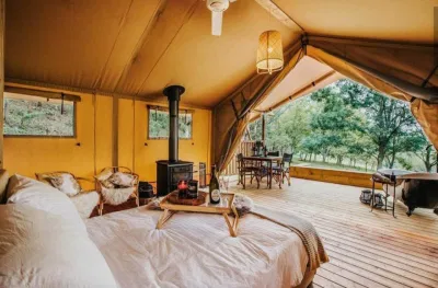 Có thể nhận thấy sự "xa xỉ" trong các món đồ nội thất của những địa điểm glamping (Ảnh: Internet). Có thể nhận thấy sự "xa xỉ" trong các món đồ nội thất của những địa điểm glamping (Ảnh: Internet).
