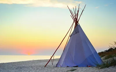 Một túp lều đơn sơ trên bãi biển cũng có thể là địa điểm glamping lý tưởng (Ảnh: Internet). Một túp lều đơn sơ trên bãi biển cũng có thể là địa điểm glamping lý tưởng (Ảnh: Internet).