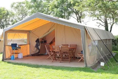 Lều safari có kiểu dáng và kích thước rất "hoành tráng" (Ảnh: Internet). Lều safari có kiểu dáng và kích thước rất "hoành tráng" (Ảnh: Internet).