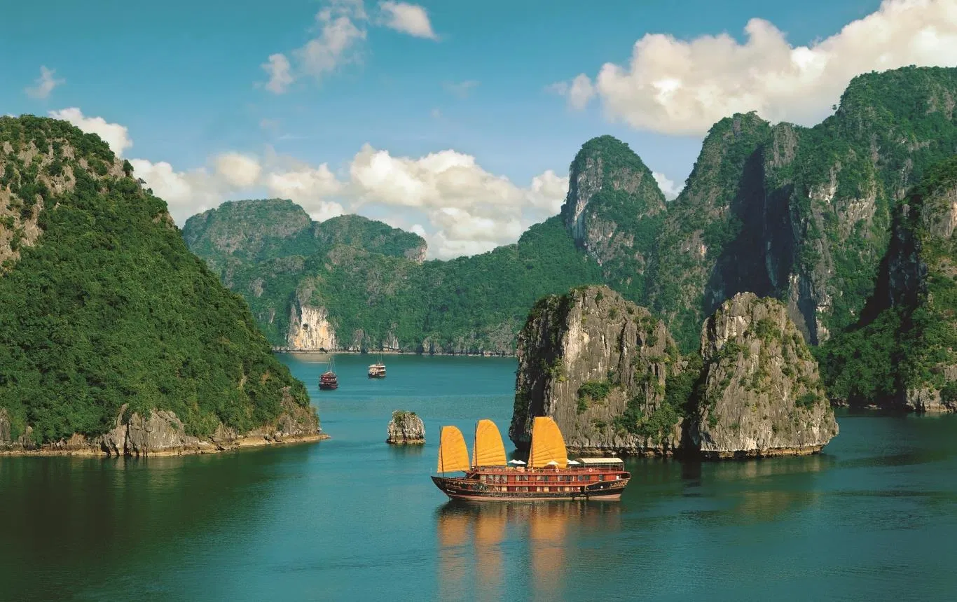 Vịnh Hạ Long (Nguồn: Internet). Vịnh Hạ Long (Nguồn: Internet).