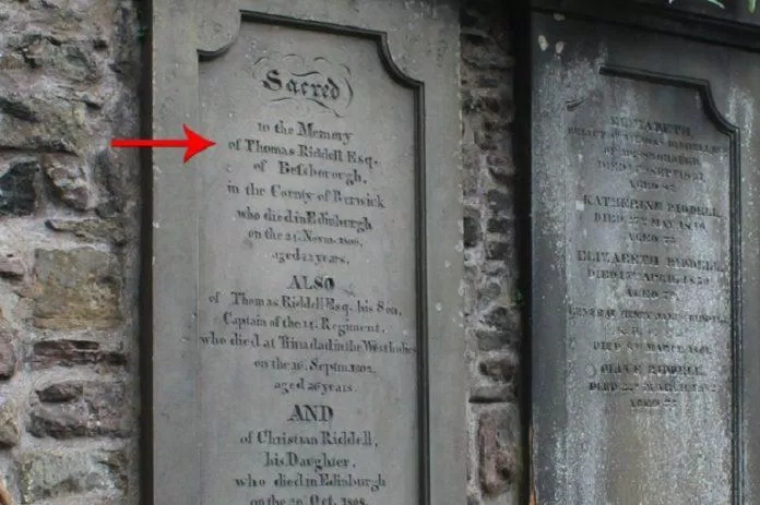 Ngôi mộ của người đàn ông có thật tên là Thomas Riddle (Ảnh: Internet).
