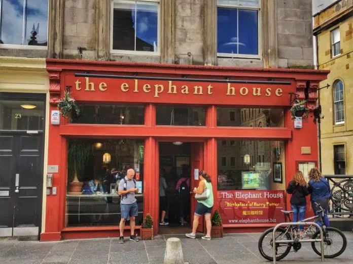 Mặt tiền của quán cafe The Elephant House, được xem là nơi "khai sinh" bộ truyện Harry Potter (Ảnh: Internet). Mặt tiền của quán cafe The Elephant House, được xem là nơi "khai sinh" bộ truyện Harry Potter (Ảnh: Internet).
