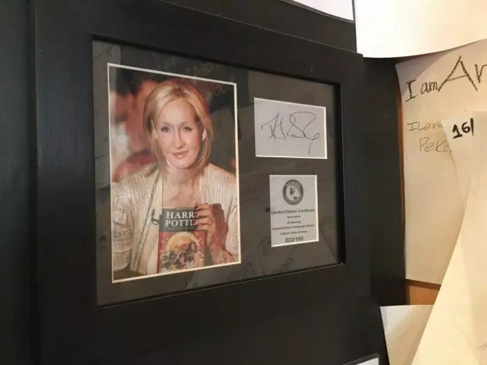 Một tấm ảnh có chữ ký của J. K. Rowling đặt bên trong quán cafe Nhà Voi (Ảnh: Internet). Một tấm ảnh có chữ ký của J. K. Rowling đặt bên trong quán cafe Nhà Voi (Ảnh: Internet).