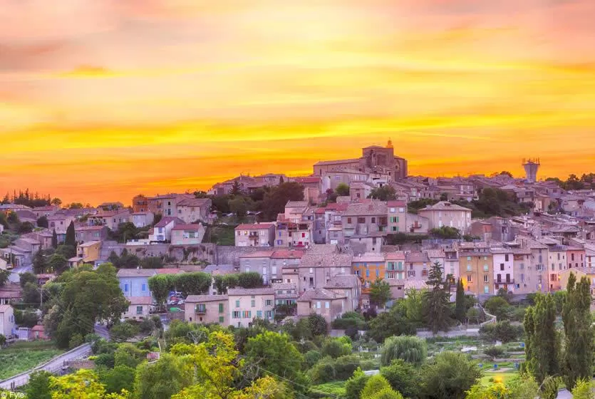 Làng Valensole yên bình trong ánh chiều ấm áp (Ảnh: Internet). Làng Valensole yên bình trong ánh chiều ấm áp (Ảnh: Internet).