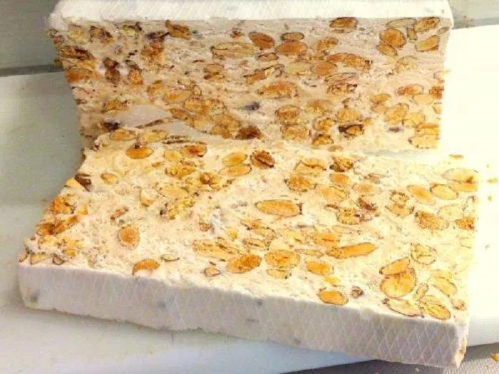 Kẹo nougat là món quà đặc sản mà du khách nào cũng muốn mang về khi ghé thăm làng Sault (Ảnh: Internet). Kẹo nougat là món quà đặc sản mà du khách nào cũng muốn mang về khi ghé thăm làng Sault (Ảnh: Internet).