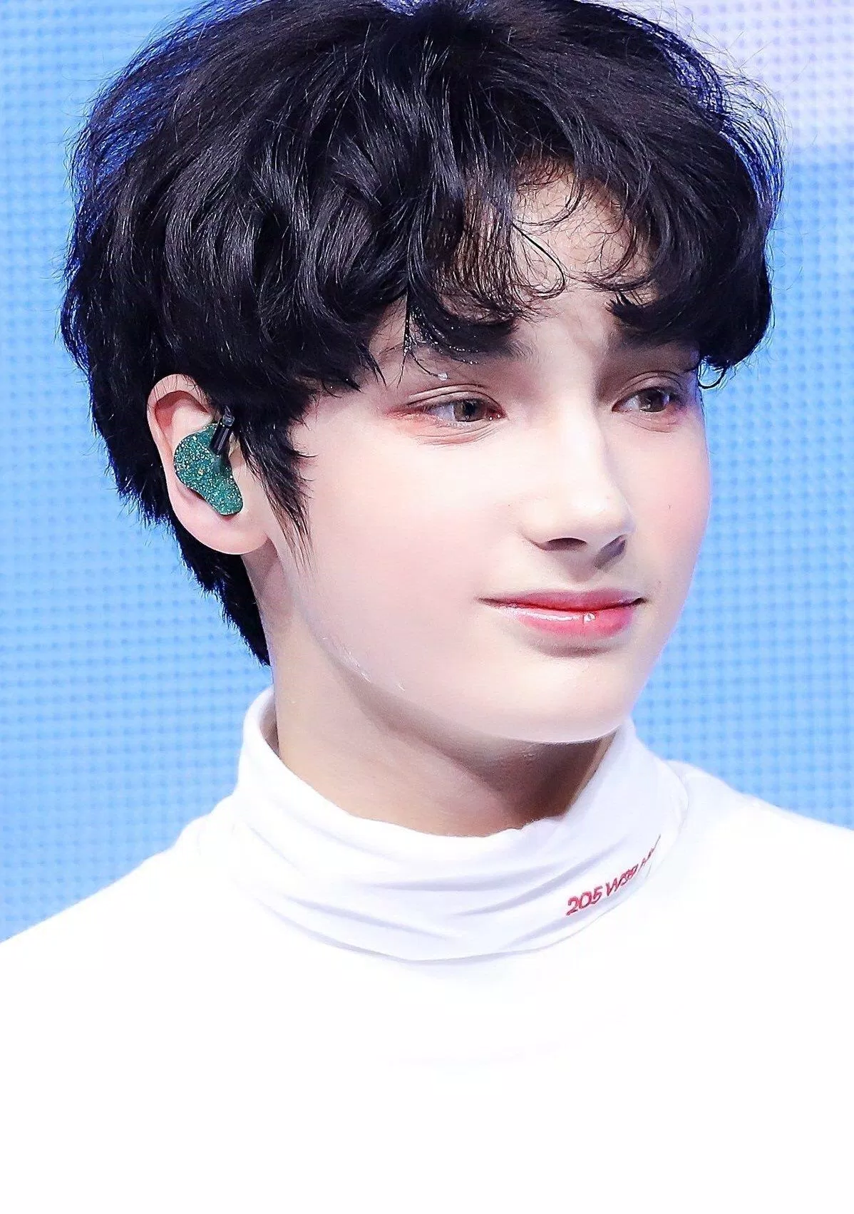 Tuy mới xuất hiện trước công chúng chưa lâu nhưng Huening Kai đã để lại ấn tượng sâu sắc trong lòng khán giả nhờ gương mặt sở hữu vẻ đẹp lai Tây cuốn hút. (Ảnh: Internet) Tuy mới xuất hiện trước công chúng chưa lâu nhưng Huening Kai đã để lại ấn tượng sâu sắc trong lòng khán giả nhờ gương mặt sở hữu vẻ đẹp lai Tây cuốn hút. (Ảnh: Internet)