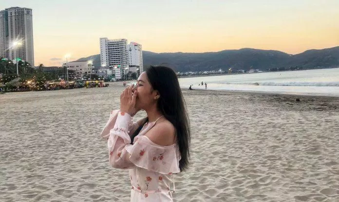 Chụp ở bờ biển Quy Nhơn lúc hoàng hôn ( Ảnh: BlogAnChoi)