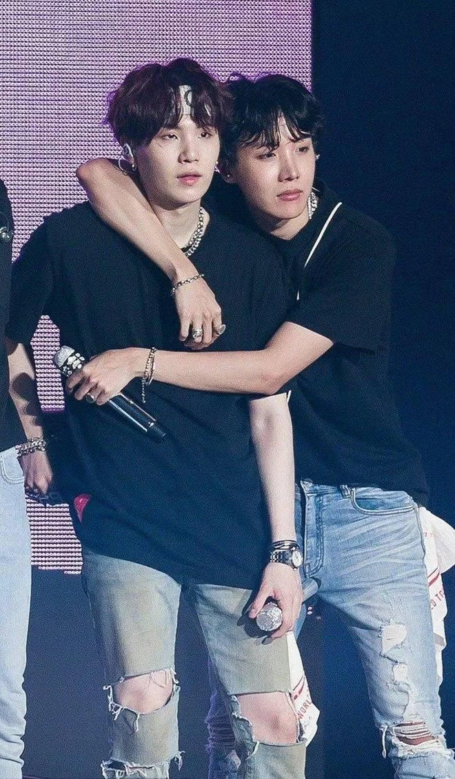 Suga và J-Hope (BTS) chính là định nghĩa của "Trái dấu thì hút nhau". (Nguồn: Internet)