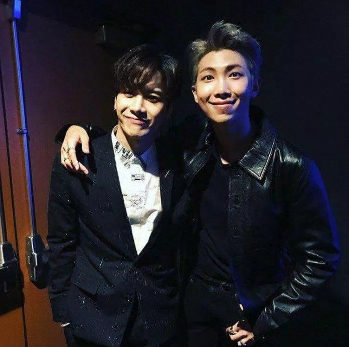 RM (BTS) và Jackson Wang chính là định nghĩa của "Trái dấu thì hút nhau". (Nguồn: Internet)