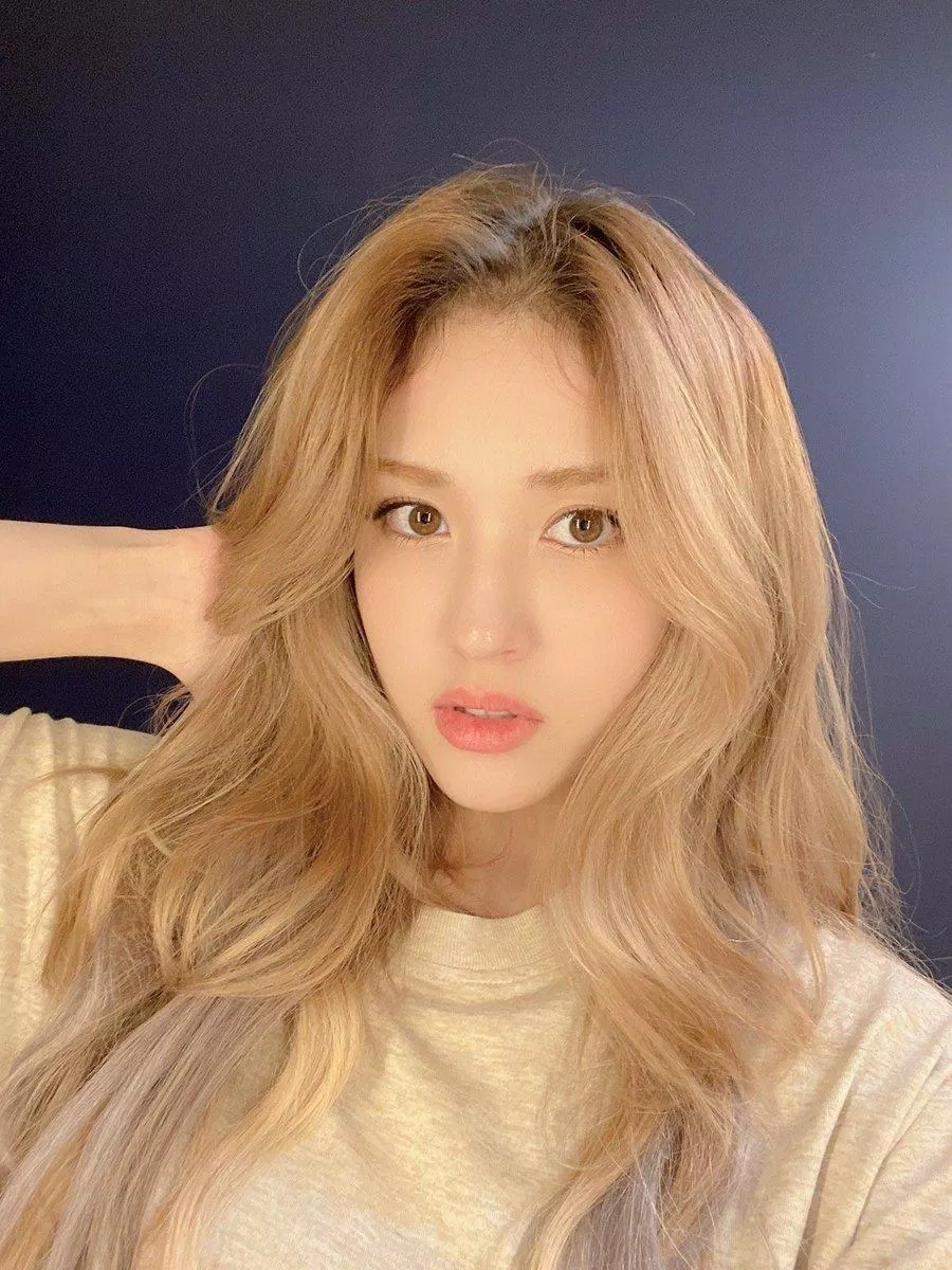 Người hâm mộ Kpop đã "đổ ầm ầm" trước nhan sắc lai Tây hoàn hảo của Somi, tên thật là Ennik Somi Douma. (Nguồn: Internet) Người hâm mộ Kpop đã "đổ ầm ầm" trước nhan sắc lai Tây hoàn hảo của Somi, tên thật là Ennik Somi Douma. (Nguồn: Internet)