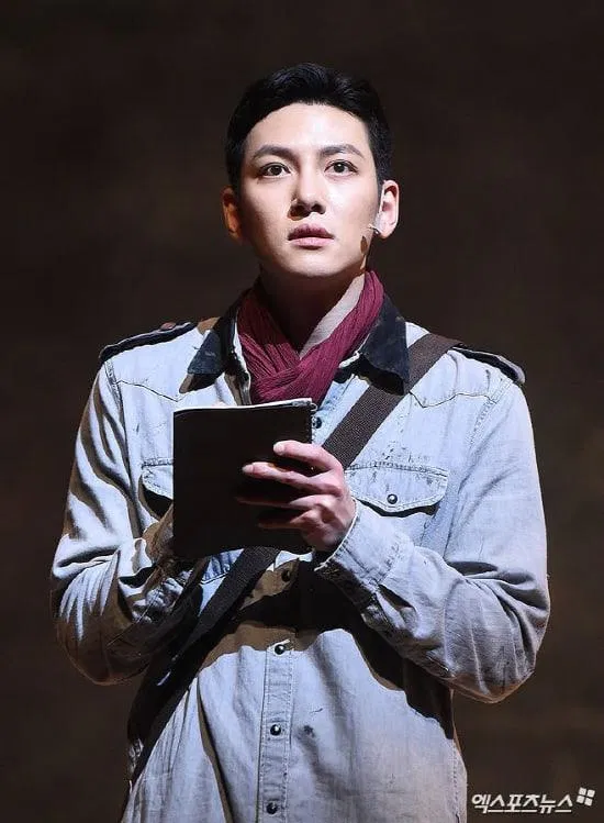 Ji Chang Wook thể hiện khả năng ca hát tuyệt vời của mình khi làm diễn viên nhạc kịch. (Nguồn: Internet)