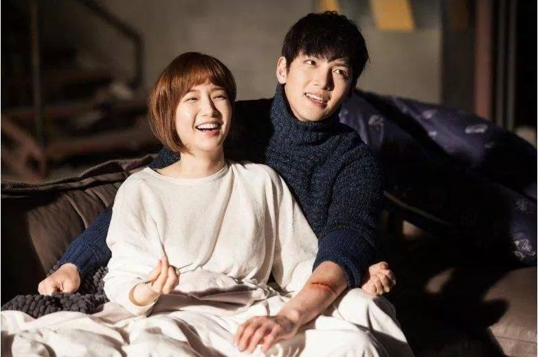 Ji Chang Wook và Park Min Young (Ảnh: Internet)