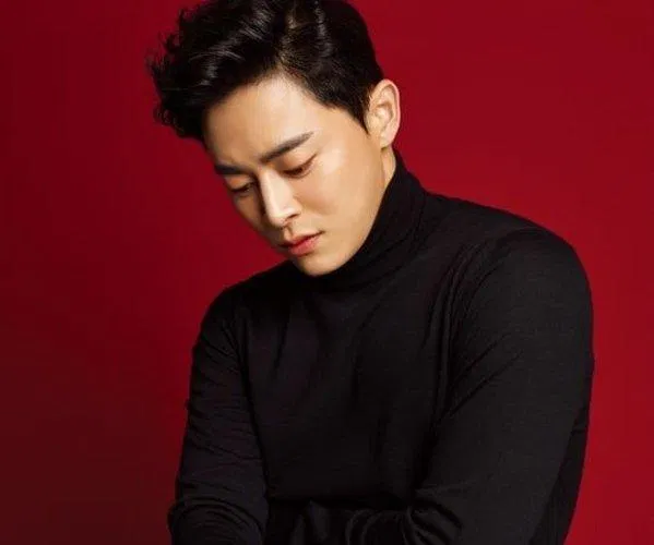 Jo Jung Suk thể hiện khả năng ca hát tuyệt vời của mình khi làm diễn viên nhạc kịch. (Nguồn: Internet)
