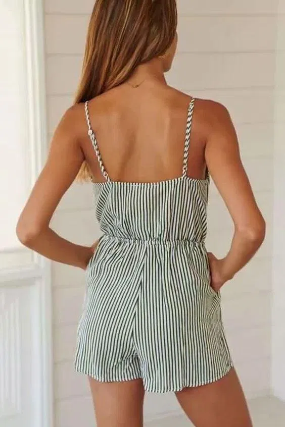 Kiểu áo liền thân hai dây lại càng phù hợp cho những chuyến du lịch biển (Nguồn: Internet) Kiểu áo liền thân hai dây lại càng phù hợp cho những chuyến du lịch biển (Nguồn: Internet)