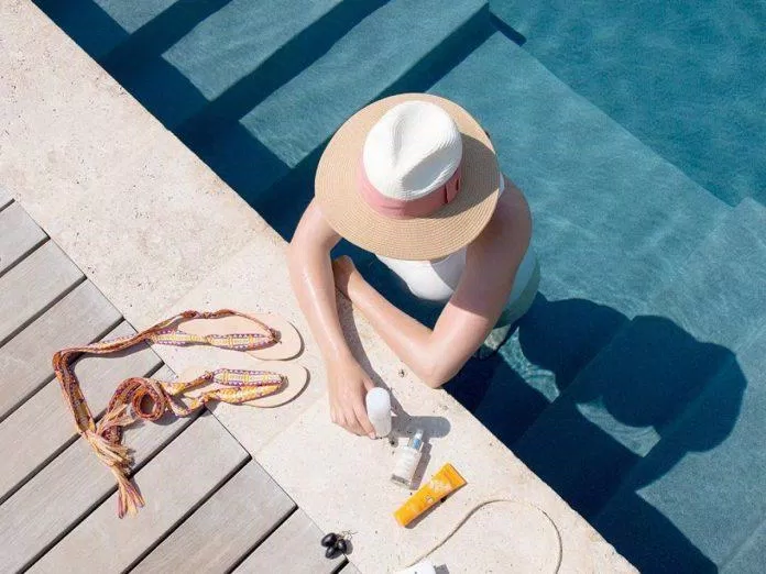 Nếu đi bơi, tốt nhất hãy sử dụng kem chống nắng hóa học, chống thấm nước càng tốt (Nguồn: Internet).