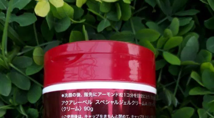 Mặt sau hộp kem (ảnh: BlogAnChoi).