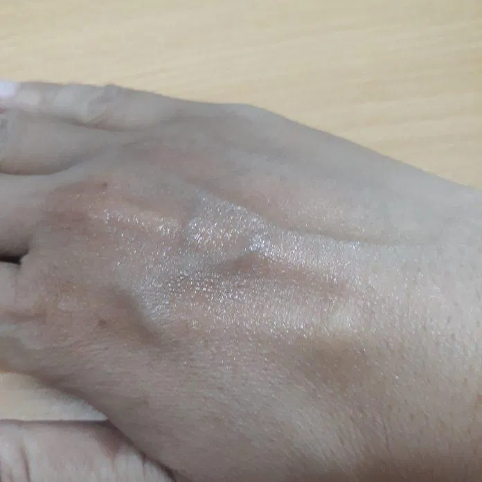 Khi thoa lên da, sản phẩm tạo thành lớp finish trong suốt như thế này, nhưng chỉ khoảng sau 2 phút kem sẽ thấm sâu và hết bóng nhờn (ảnh: BlogAnChoi).