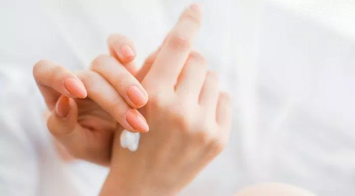 Thường xuyên sử dụng Kem dưỡng da tay Kose Coenrich Q10 Whitening Medicated Hand Cream đế có đôi tay trắng mịn (ảnh: internet)