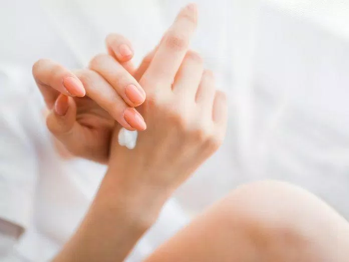 Thường xuyên sử dụng Kem dưỡng da tay Kose Coenrich Q10 Whitening Medicated Hand Cream đế có đôi tay trắng mịn (ảnh: internet)