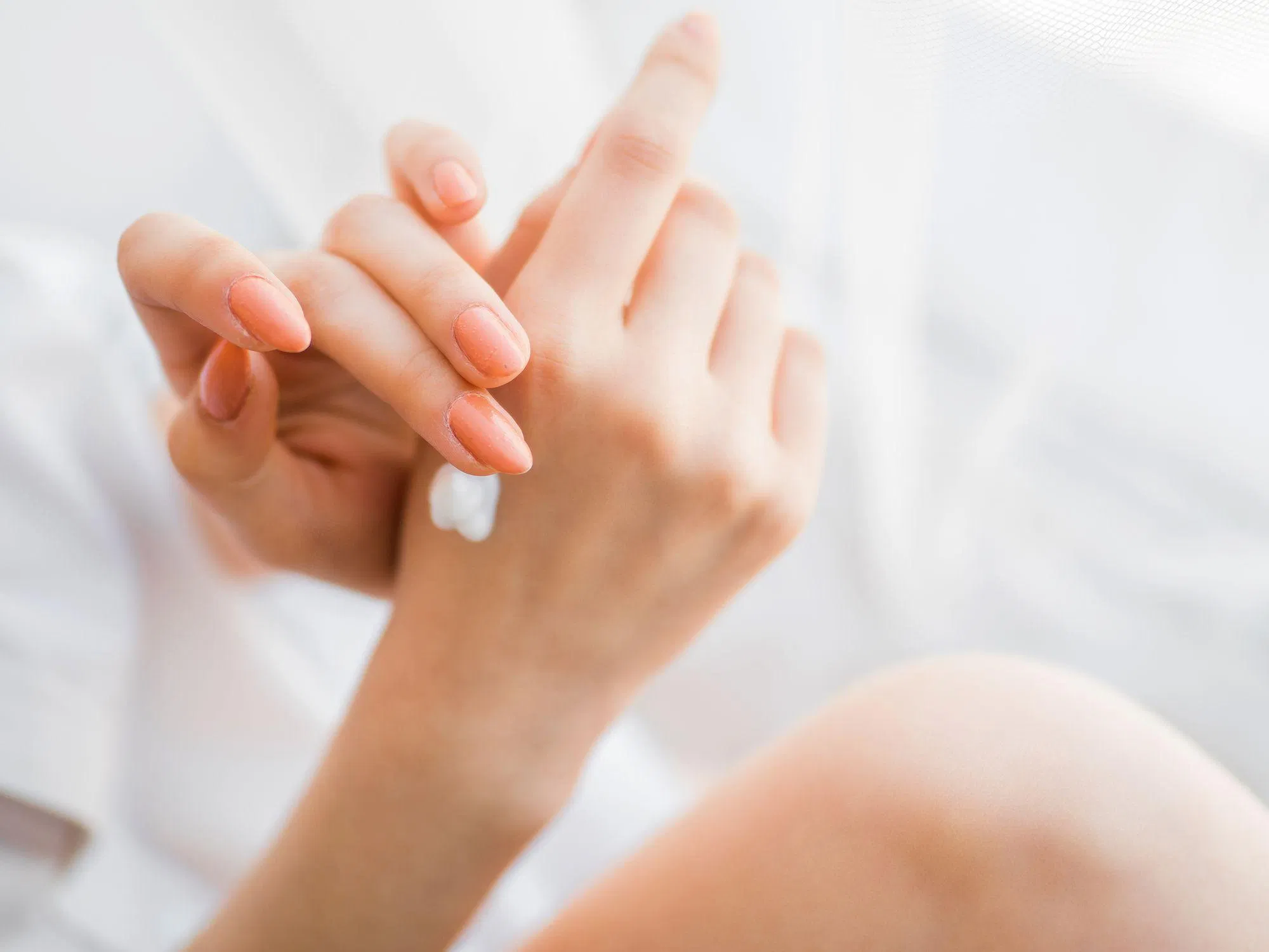 Thường xuyên sử dụng Kem dưỡng da tay Kose Coenrich Q10 Whitening Medicated Hand Cream đế có đôi tay trắng mịn (ảnh: internet)