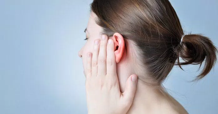 Khi bị ù tai có khả năng bạn đã mắc bệnh viêm tai giữa (Nguồn: Internet). Khi bị ù tai có khả năng bạn đã mắc bệnh viêm tai giữa (Nguồn: Internet).