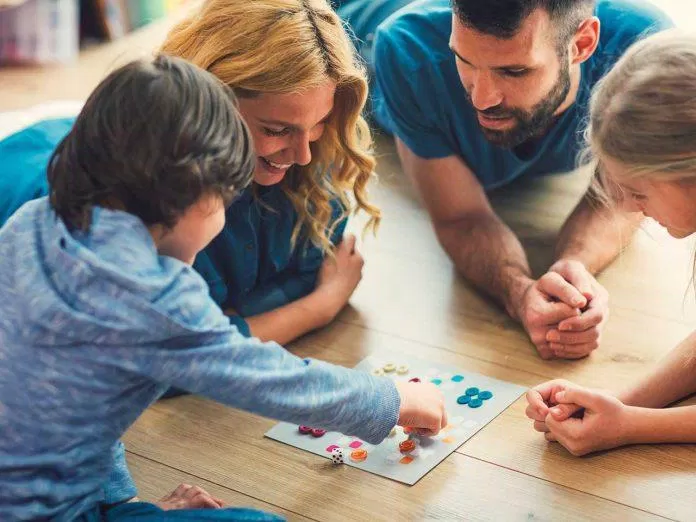 Chơi board games để tăng thêm tình cảm gia đình bạn nhé (Nguồn: Internet).