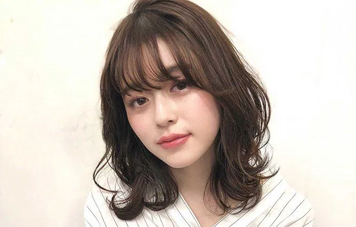 Kiểu tóc ngắn ngang vai uốn xoăn nhẹ đẹp nữ tính. (Ảnh: Internet) Kiểu tóc ngắn ngang vai uốn xoăn nhẹ đẹp nữ tính. (Ảnh: Internet)