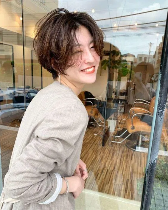 Kiểu tóc tém uốn xoăn trẻ trung, cá tính. (Ảnh: Internet)