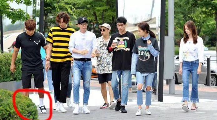 Vì bệnh gút, anh ấy phải đi dép trong Running Man và hầu như không thể di chuyển.  (Ảnh: Internet).