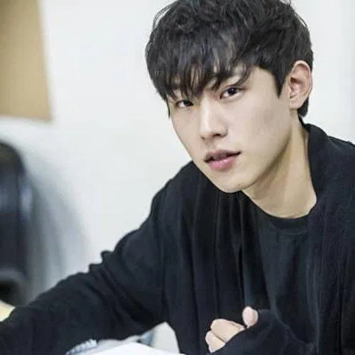 Kim Sung Cheol thể hiện khả năng ca hát tuyệt vời của mình khi làm diễn viên nhạc kịch. (Nguồn: Internet)