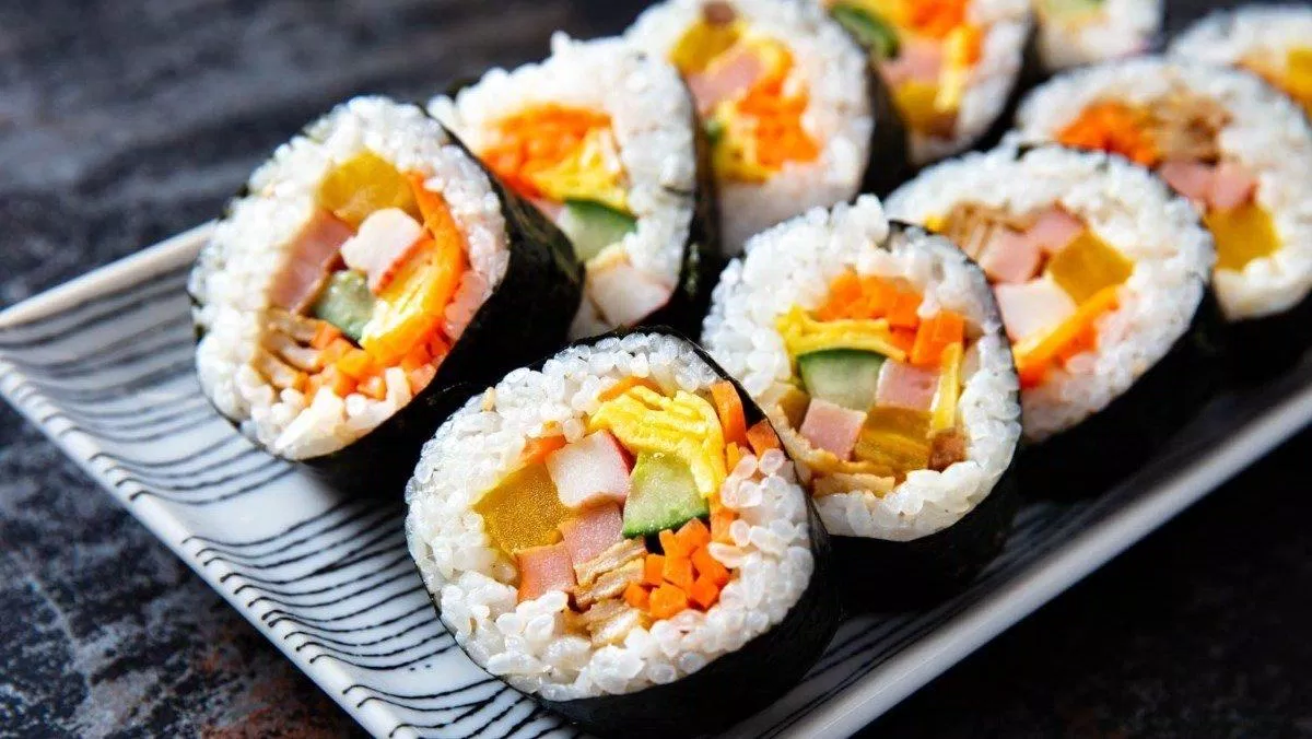 Đối với người Hàn Quốc, kimbap không chỉ là món ăn mà còn là tinh hoa của nền văn hóa (Ảnh: Internet). Đối với người Hàn Quốc, kimbap không chỉ là món ăn mà còn là tinh hoa của nền văn hóa (Ảnh: Internet).