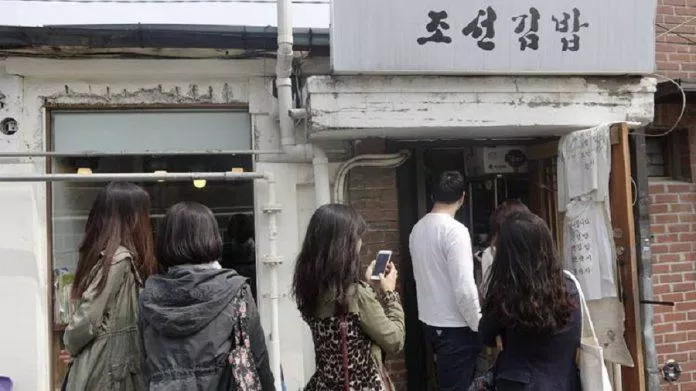 Những người xếp hàng trước cửa tiệm Chosun chờ đến lượt mình (Ảnh: Internet).