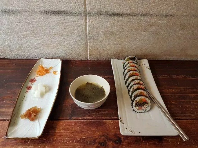 Kimbap Chosun nhìn rất đơn giản nhưng đã làm nên tên tuổi cho tiệm suốt nhiều năm qua (Ảnh: Internet). Kimbap Chosun nhìn rất đơn giản nhưng đã làm nên tên tuổi cho tiệm suốt nhiều năm qua (Ảnh: Internet).