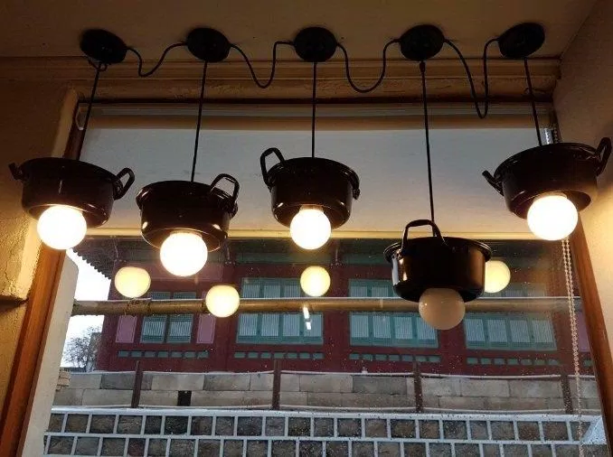 Quán tuy nhỏ nhưng không gian bên trong rất ấm cúng và thân thiện! (Ảnh: Internet). Quán tuy nhỏ nhưng không gian bên trong rất ấm cúng và thân thiện! (Ảnh: Internet).