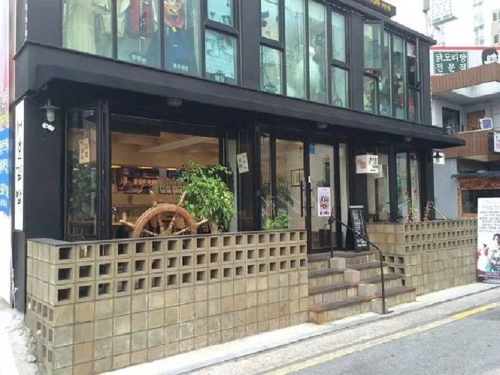 Tông màu trầm có vẻ xưa cũ của tiệm Seoho (Ảnh: Internet). Tông màu trầm có vẻ xưa cũ của tiệm Seoho (Ảnh: Internet).