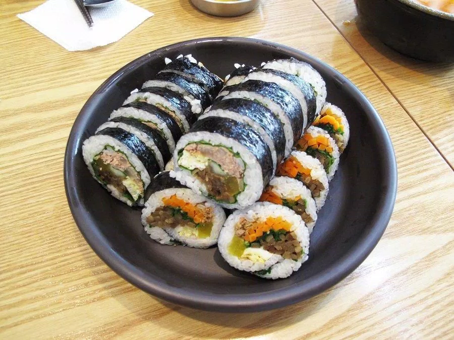 Món kimbap lừng danh của tiệm Seoho được làm với kích thước khá to (Ảnh: Internet). Món kimbap lừng danh của tiệm Seoho được làm với kích thước khá to (Ảnh: Internet).