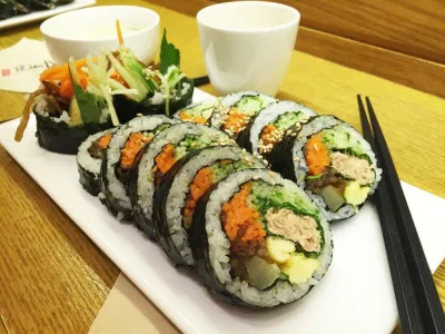 Những khoanh kimbap tuyệt ngon của tiệm Seoho luôn trong tình trạng "sốt xình xịch" (Ảnh: Internet). Những khoanh kimbap tuyệt ngon của tiệm Seoho luôn trong tình trạng "sốt xình xịch" (Ảnh: Internet).