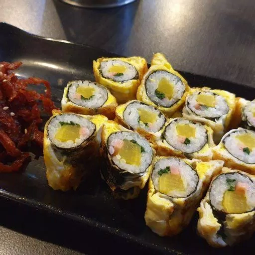 Bạn có nhận ra điểm khác biệt của món kimbap này so với thông thường không? (Ảnh: Internet). Bạn có nhận ra điểm khác biệt của món kimbap này so với thông thường không? (Ảnh: Internet).