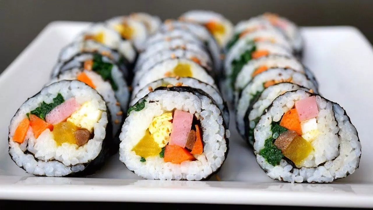 Kimbap khi cắt ra có nhiều màu nhìn rất đẹp mắt (Ảnh: Internet). Kimbap khi cắt ra có nhiều màu nhìn rất đẹp mắt (Ảnh: Internet).