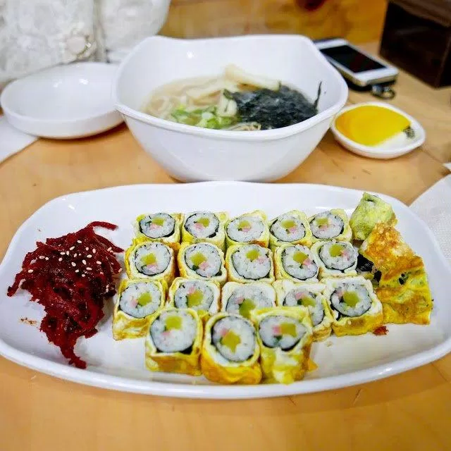 Lớp trứng bọc ngoài vàng ươm làm món kimbap trông hấp dẫn hơn hẳn (Ảnh: Internet). Lớp trứng bọc ngoài vàng ươm làm món kimbap trông hấp dẫn hơn hẳn (Ảnh: Internet).