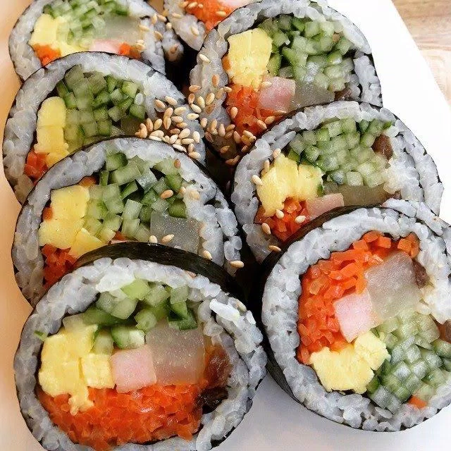 Đủ các màu sắc gói gọn trong một miếng kimbap tại tiệm Kim Sonsaeng (Ảnh: Internet). Đủ các màu sắc gói gọn trong một miếng kimbap tại tiệm Kim Sonsaeng (Ảnh: Internet).
