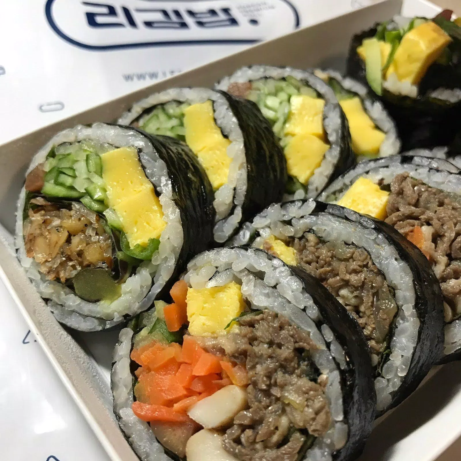 Món kimbap đặc trưng ít gạo nhiều nhân rất hấp dẫn của Lee (Ảnh: Internet). Món kimbap đặc trưng ít gạo nhiều nhân rất hấp dẫn của Lee (Ảnh: Internet).