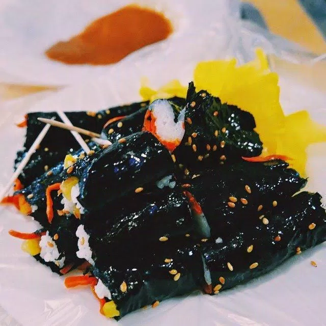 Những miếng kimbap nhỏ xinh của tiệm Mo-nyeo Woncho Mayak (Ảnh: Internet). Những miếng kimbap nhỏ xinh của tiệm Mo-nyeo Woncho Mayak (Ảnh: Internet).
